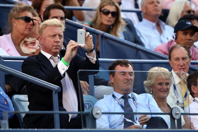 Boris Becker non resiste alla tentazione e scatta foto dal suo box. Afp